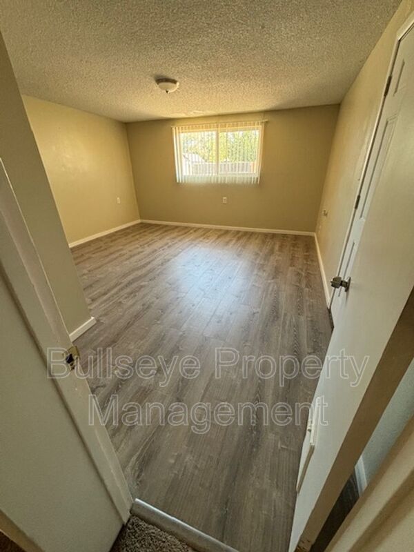 Building Photo - 3127 W Dahlia Dr