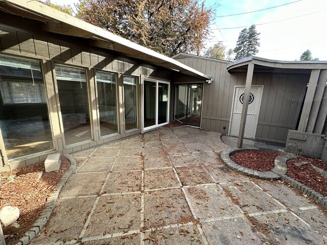 Building Photo - AVAILABLE JULY! Student Housing near DU Campus!