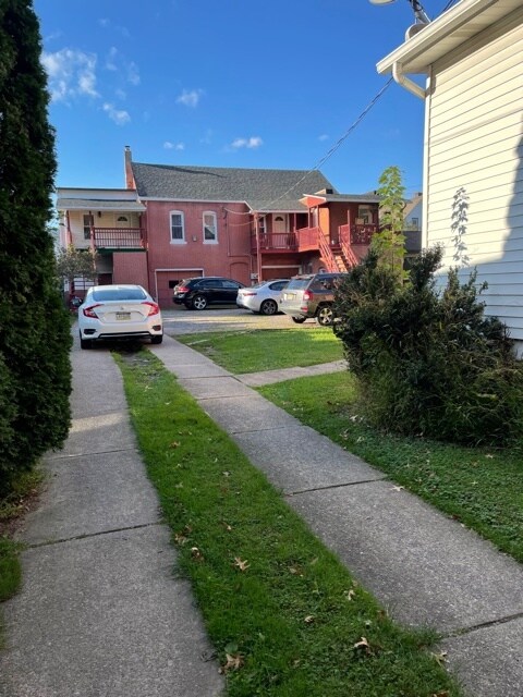 Building Photo - 168 S Maple Ave