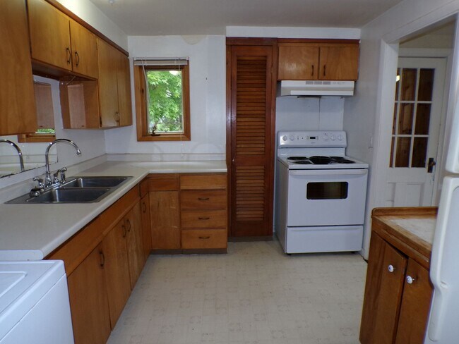 Building Photo - 86/88 North Main Ave, Orono ME