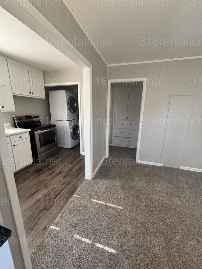 Building Photo - One bed one bath available now!