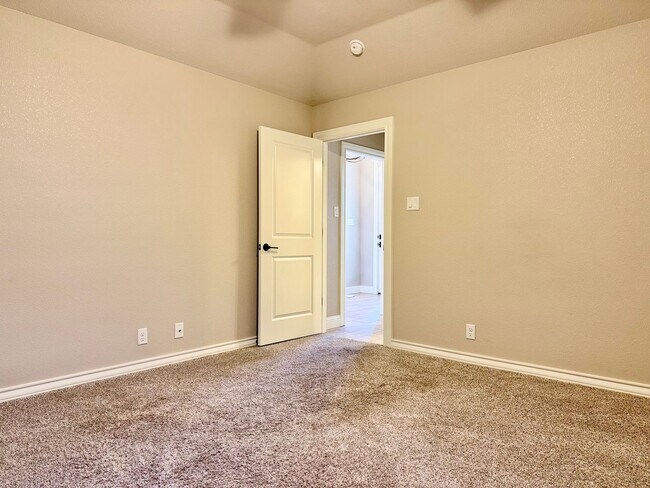 Building Photo - House For Rent