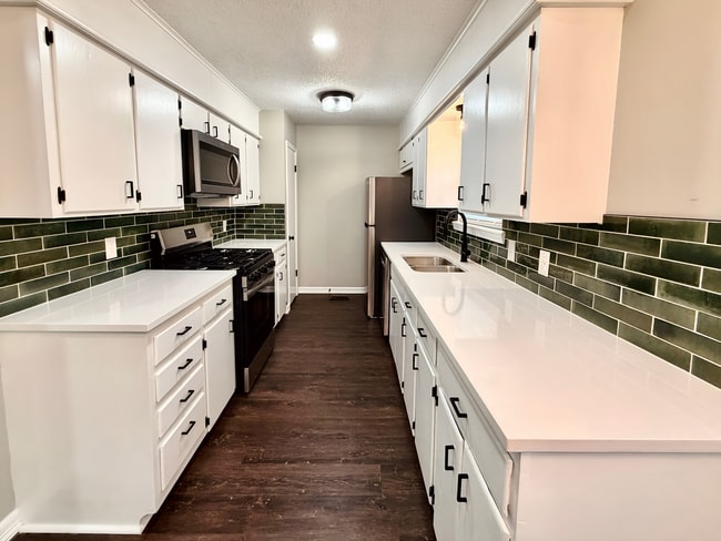 Building Photo - Newly Remodeled 3/2 Jenks Home