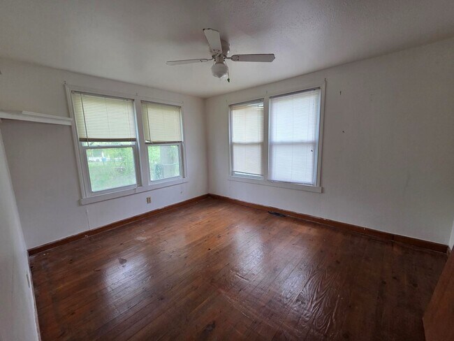 Building Photo - 3414 Riverside Dr