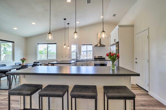 Building Photo - 44065 Dalea Ct