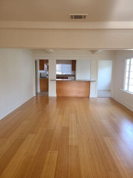 Building Photo - 522 N Hobart Blvd