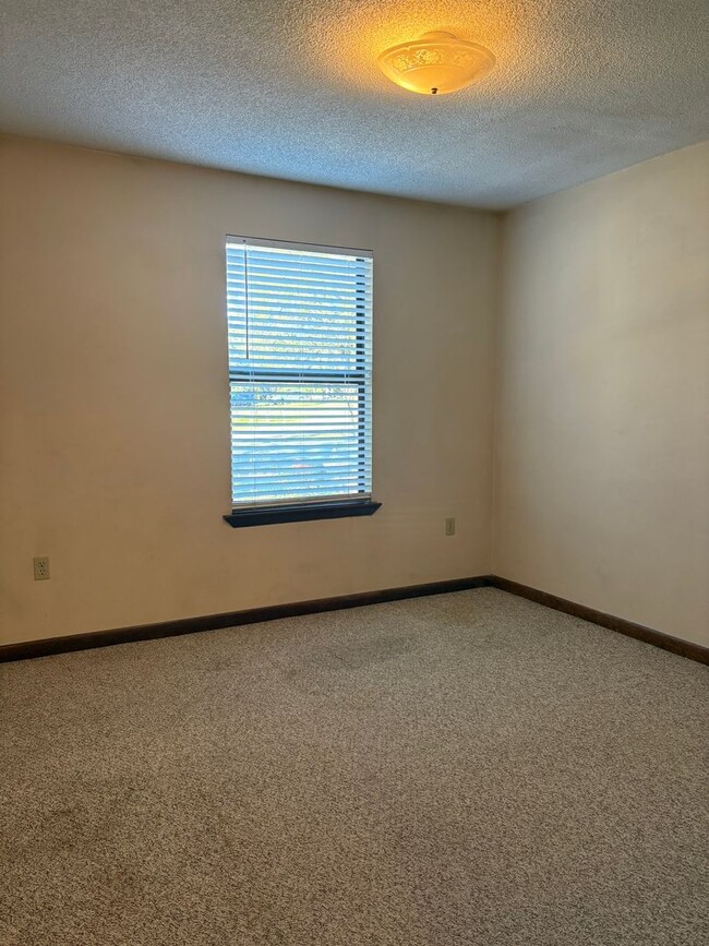 Building Photo - Quaint 2 Bedroom Duplex in Niceville!