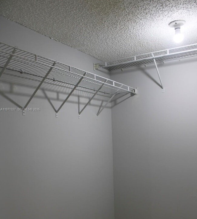 Building Photo - 210 Lakeview Dr