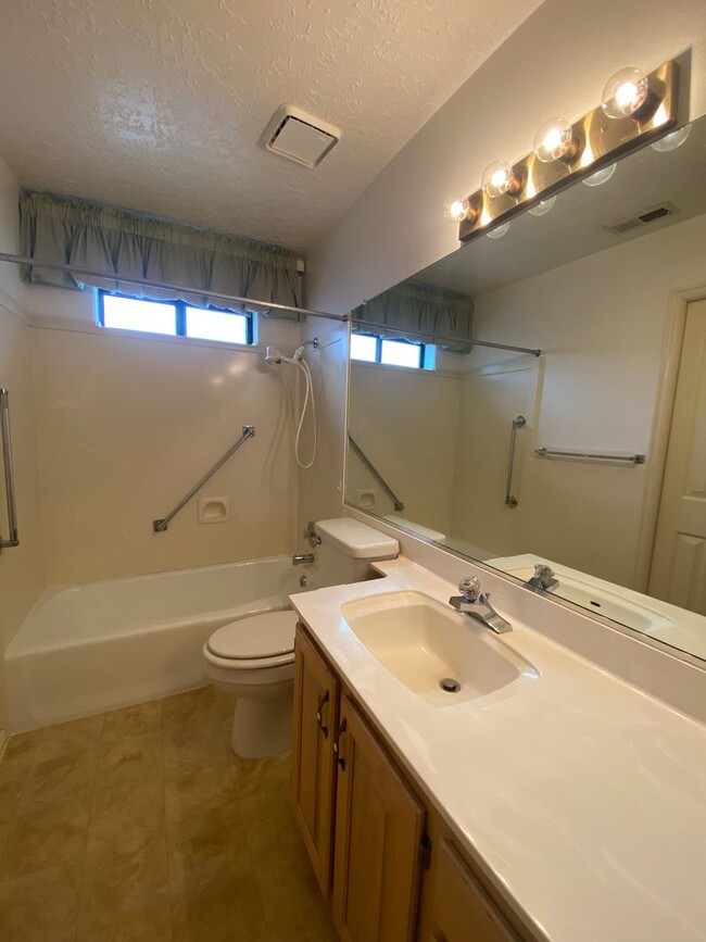 Building Photo - 3 bed 2 bath in nice neighborhood
