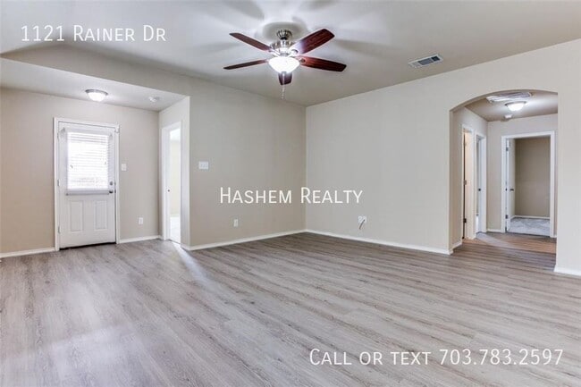 Building Photo - 1121 Rainer Dr