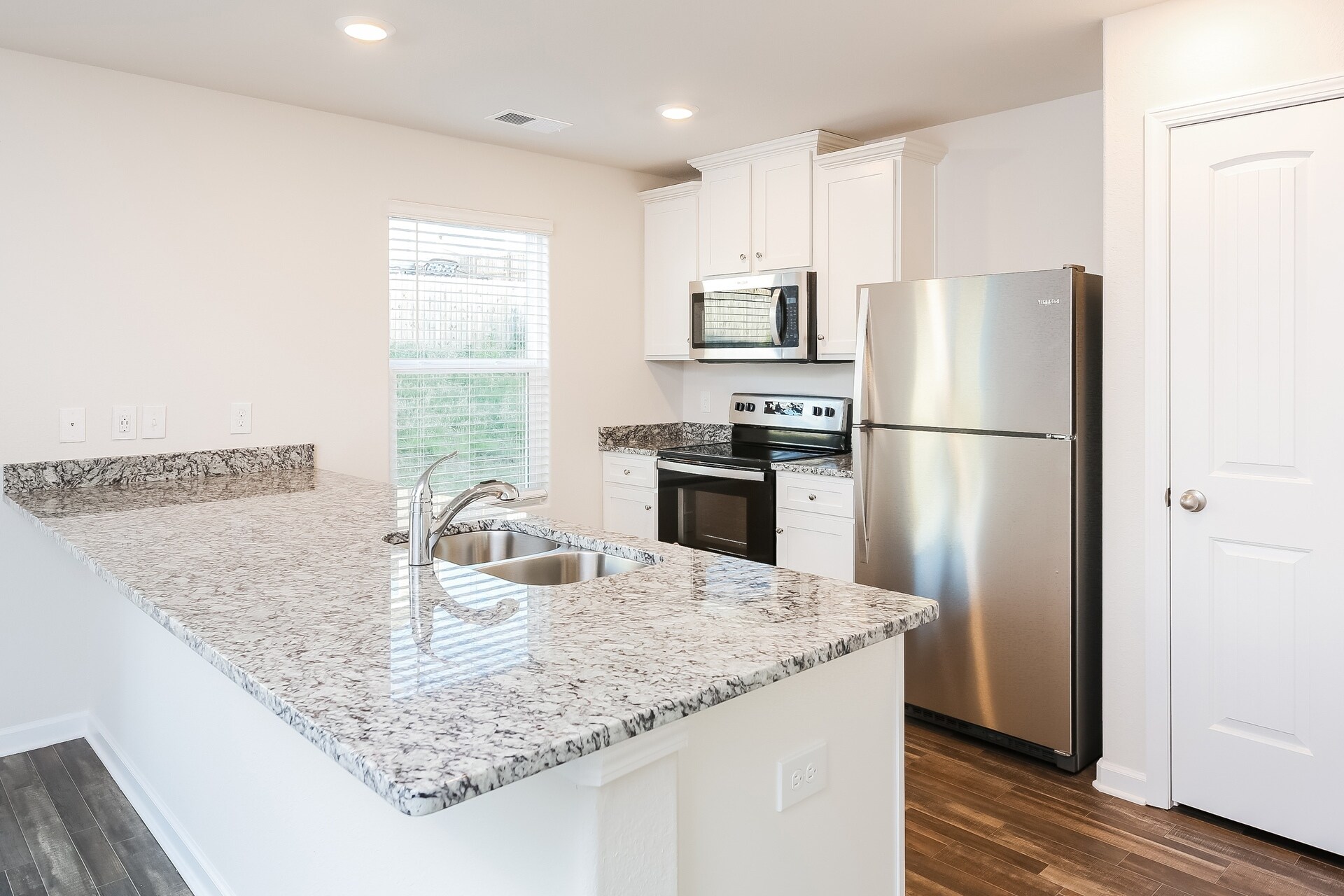 Building Photo - 2135 Southlea Dr