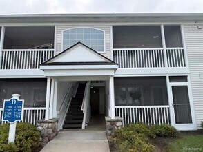 Building Photo - 2710 S Knightsbridge Cir