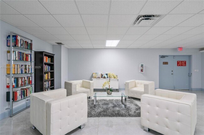 Building Photo - 600 Parkview Dr