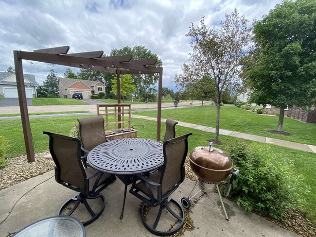 Building Photo - Roomy four-bed three-bath Townhome in Lino...
