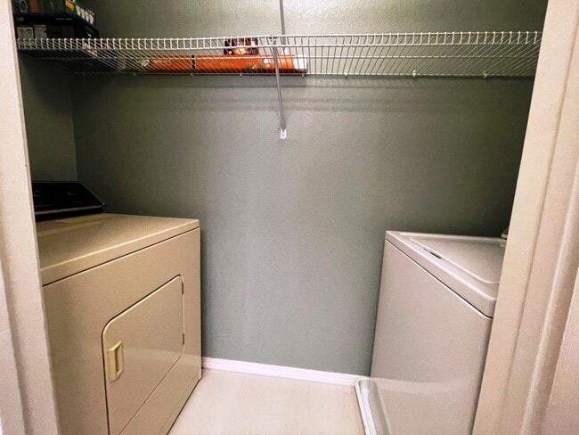 Building Photo - 2546 Alveswood Cir