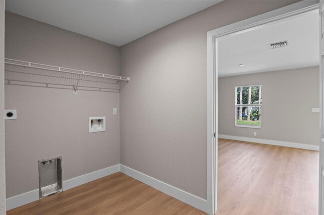 Building Photo - 5906 Hickory Dr