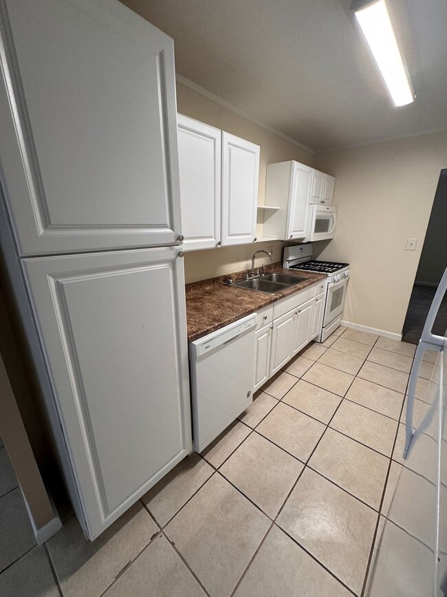 Building Photo - 3 Bedroom Home