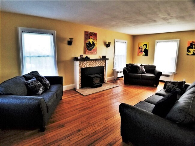 Building Photo - 27 Yasgur Rd