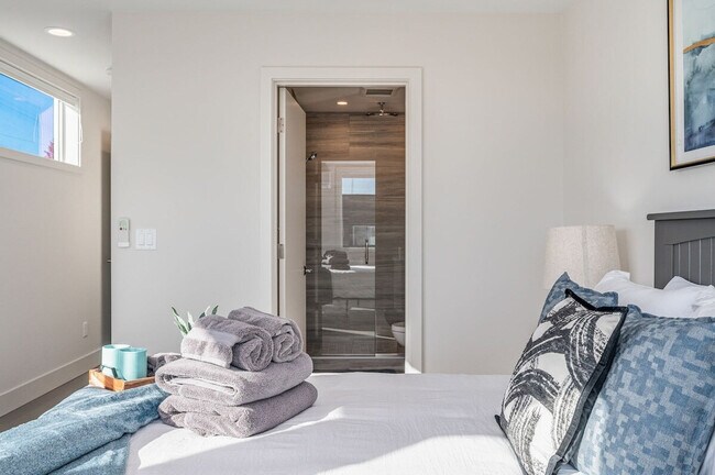 Building Photo - 4205 Evanston Ave N