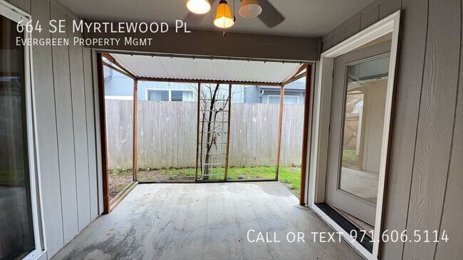 Building Photo - 664 SE Myrtlewood Pl