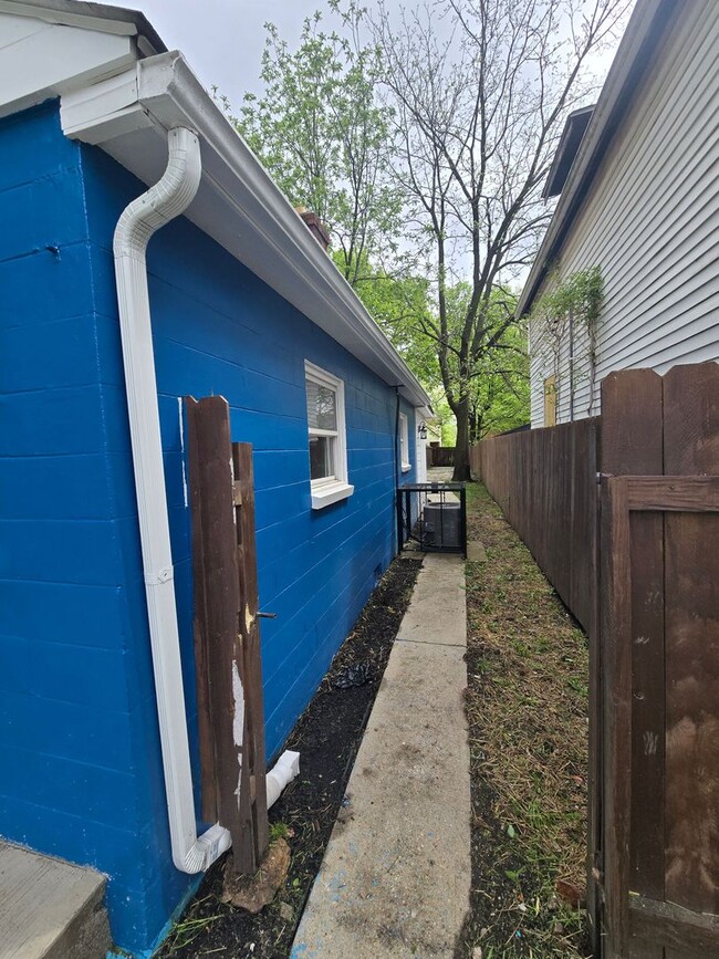 Building Photo - 2 BEDROOM SINGLE FAMILY