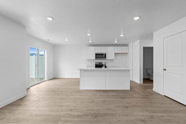 Building Photo - Modern and New 3 Bedroom Townhome in Long ...