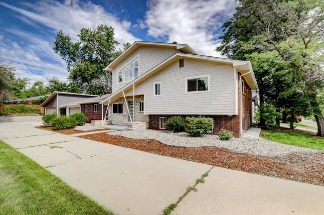 Primary Photo - Spacious & Modern Home in Crestmoor Park!