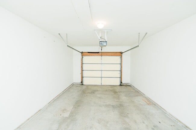 Building Photo - 2 bedroom / 1.5 bathroom Townhome in Chest...