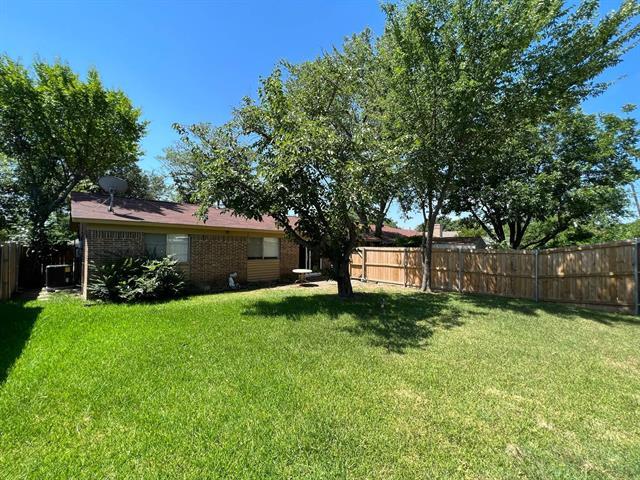 Building Photo - 2121 Travis Dr