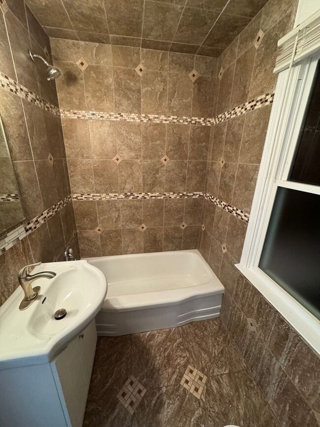 Building Photo - AVAILABLE NOW! SECTION 8 APPROVED! Charming 2-Bedroom Home in Quiet Pontiac Neighborhood!