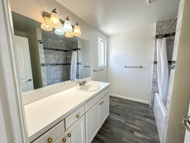 Building Photo - Charming 2-Bedroom Home in North Hollywood!