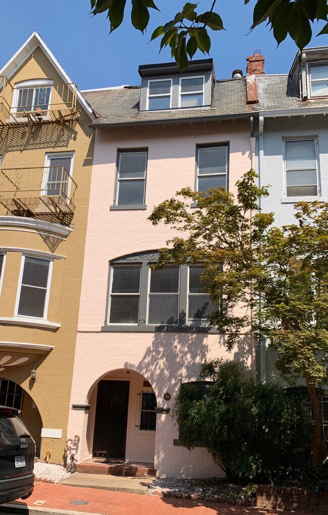 Building Photo - 1413 Hopkins St NW