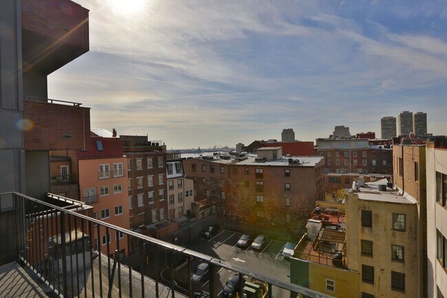 Building Photo - Charming Old City Apartments