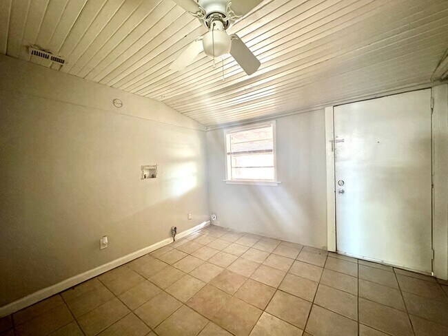 Building Photo - Pre-Leasing 2 bed 1 bath close to Texas Tech!