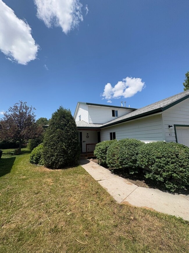 Building Photo - Classic 3 Bedroom 2 Bath Home with Attache...