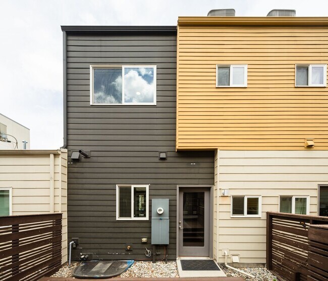 Building Photo - Modern 3 bed / 4 bath, 3 story townhome!