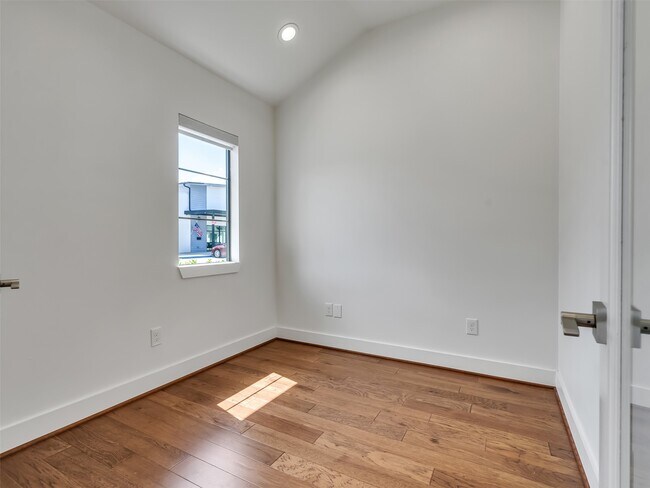 Building Photo - 10330 Grove Row Ave