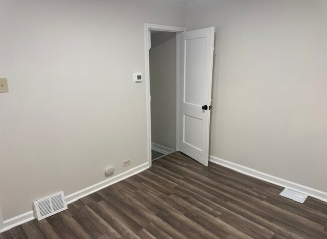 Building Photo - 182 E Sharpnack St