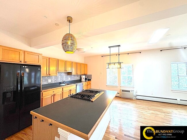 Building Photo - 275-277 River St