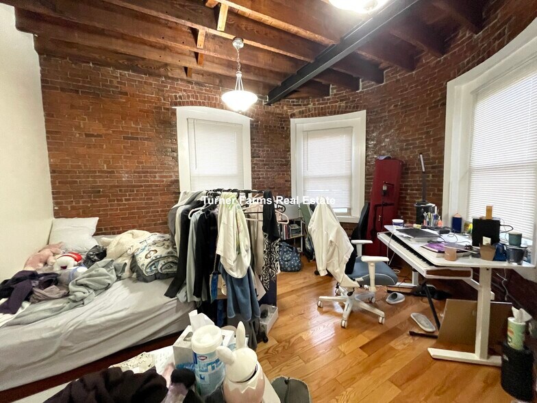 Building Photo - 879 Beacon St