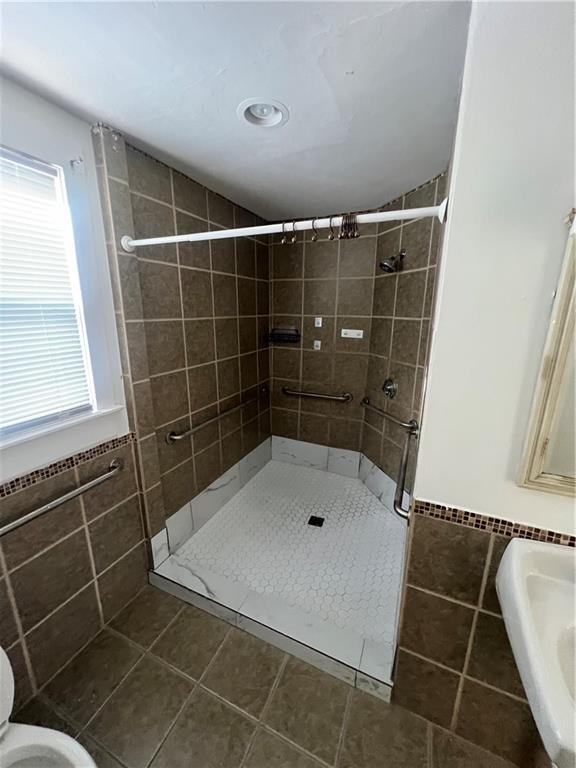 Building Photo - 51 Glenham St