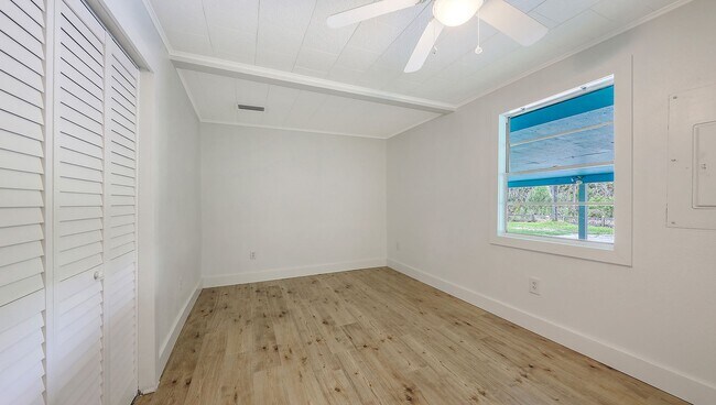 Building Photo - Completely Remodeled Home With Stunning Ri...