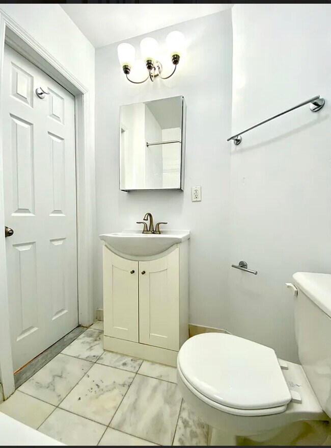 Building Photo - 531 E 78th St