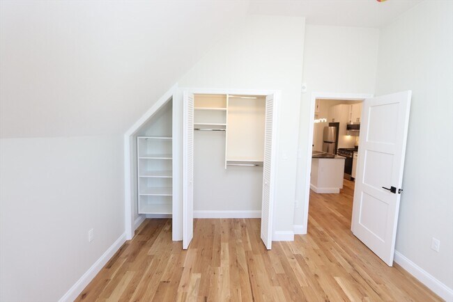 Building Photo - 14-16-16 Harriet St