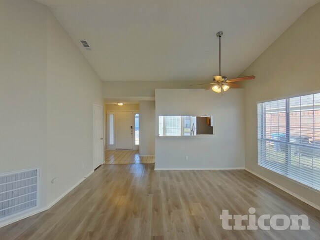 Building Photo - 2628 Dahlia Dr