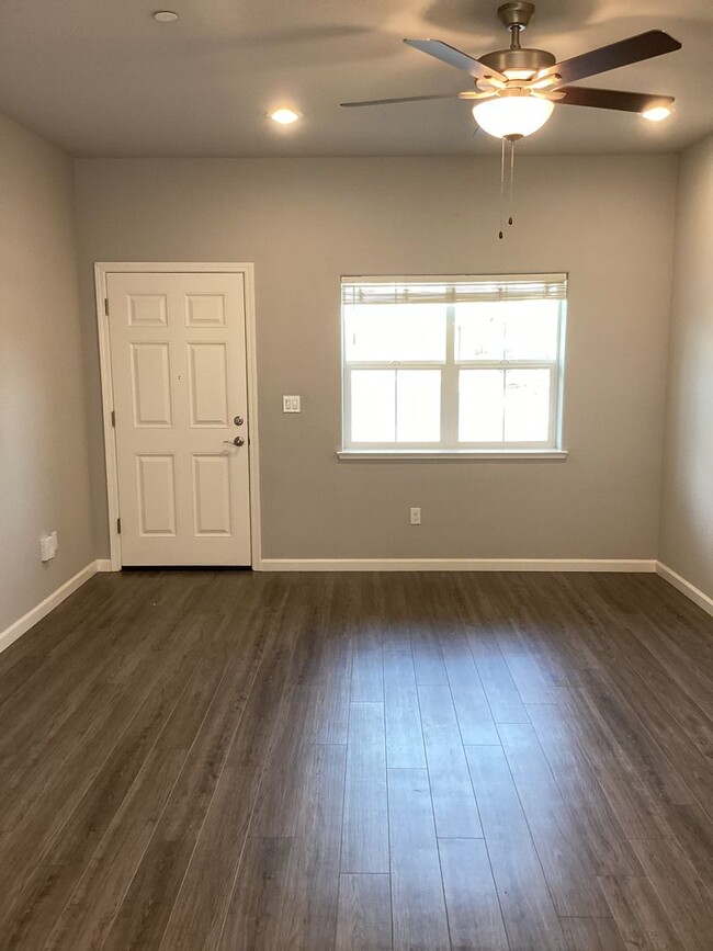 Building Photo - 3/2.5 Move in ready in Rocklin