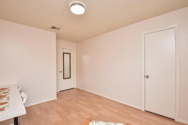 Building Photo - 800 Country Pl Dr