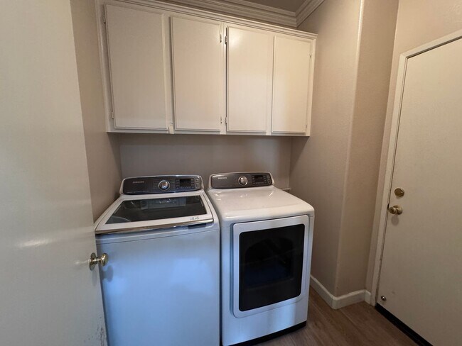 Building Photo - Beautiful 3 Bedroom, 2 1/2 Bath Condo, In Riverside