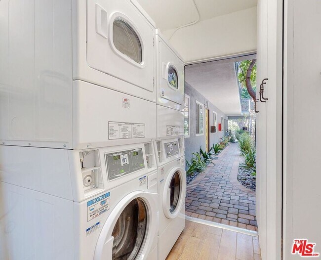 Building Photo - 10333 Santa Monica Blvd