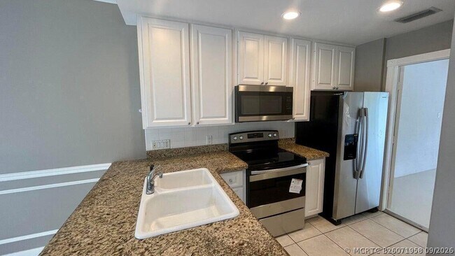 Building Photo - 2039 Tarpon Lake Way